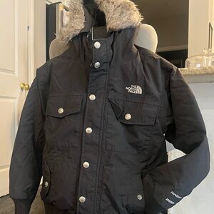 The North Face Black Men’s Hooded Puffer Jacket with Faux-Fur Trim
